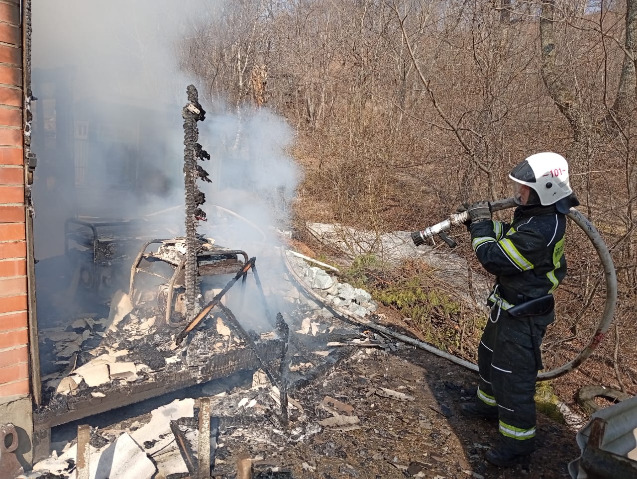 Пожар в садовом обществе едва не уничтожил жилой дом и хозяйственные постройки.