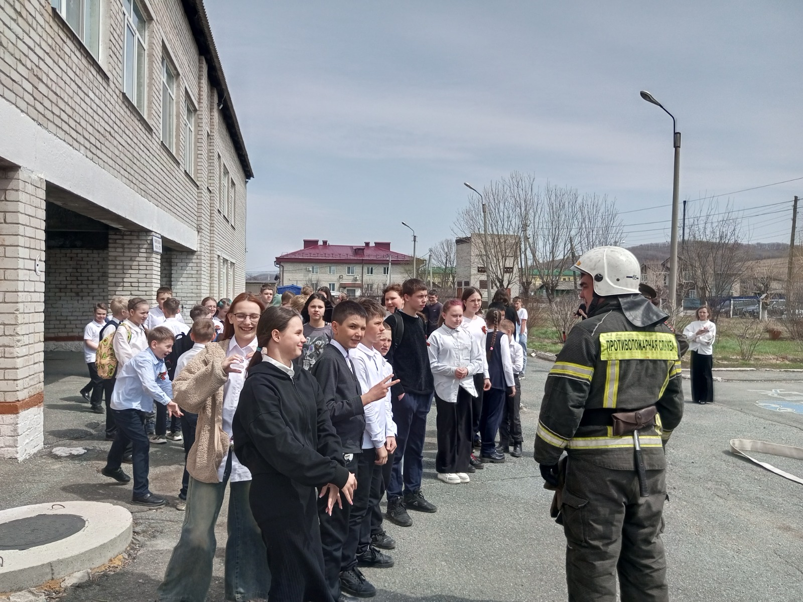 Пожарные провели открытый урок для учеников Партизанского муниципального округа.