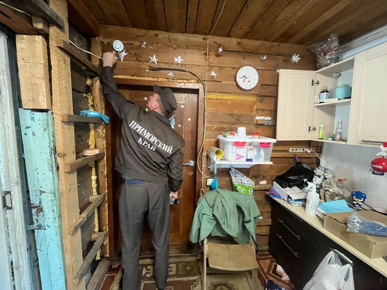 В домах Партизанского муниципального округа устанавливают пожарные извещатели.
