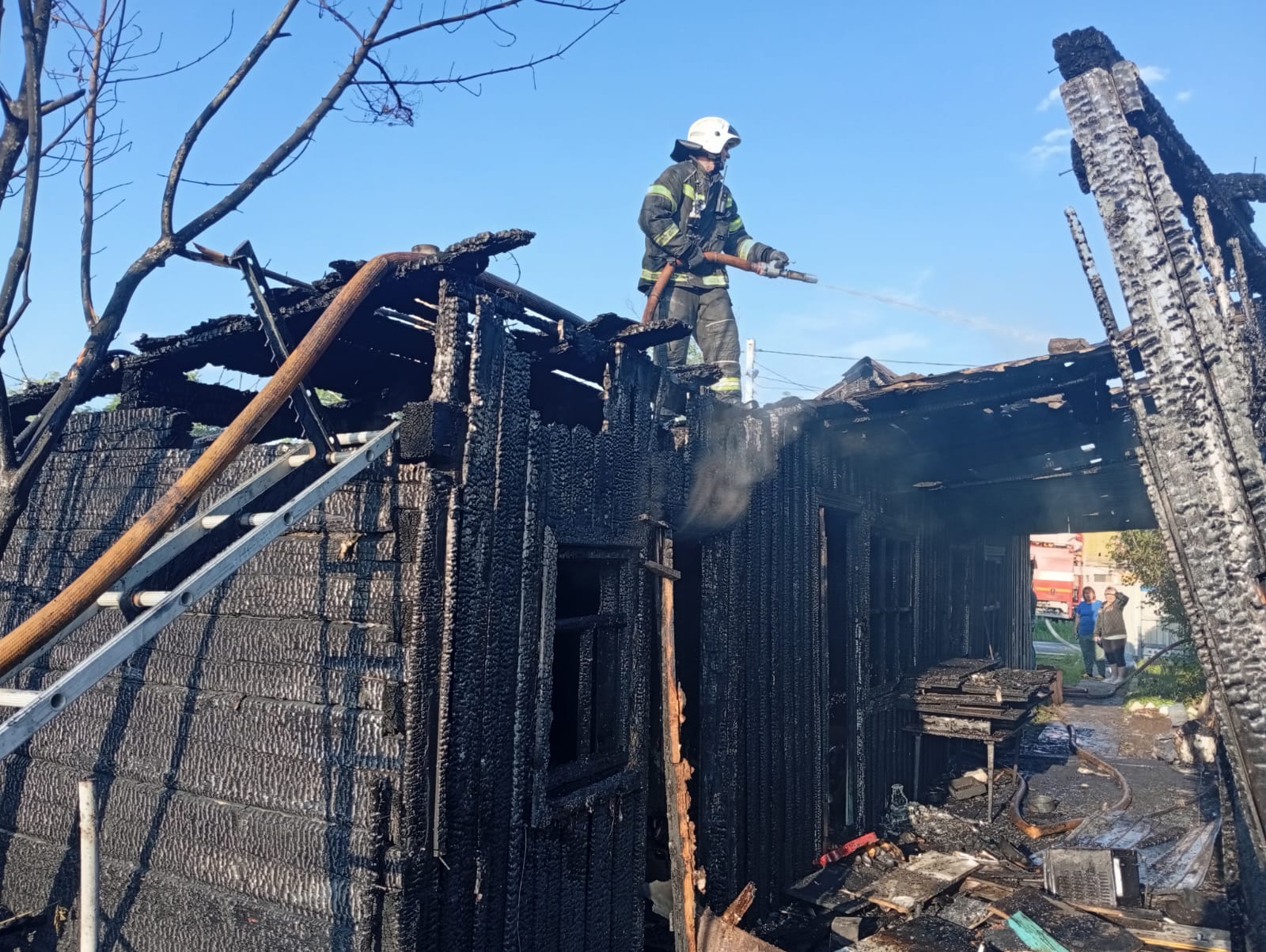 В Сергеевке Партизанского муниципального округа огонь уничтожил половину двухквартирного дома.