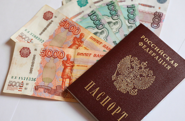 Ветеранам труда в Приморском крае начали назначать ежемесячные выплаты без подачи заявлений.