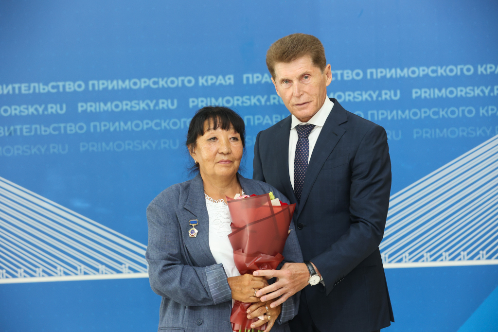 Глава Приморья наградил мастеров связи.